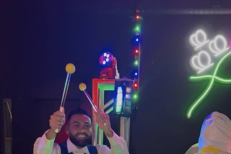 Noivo com o tambor de led