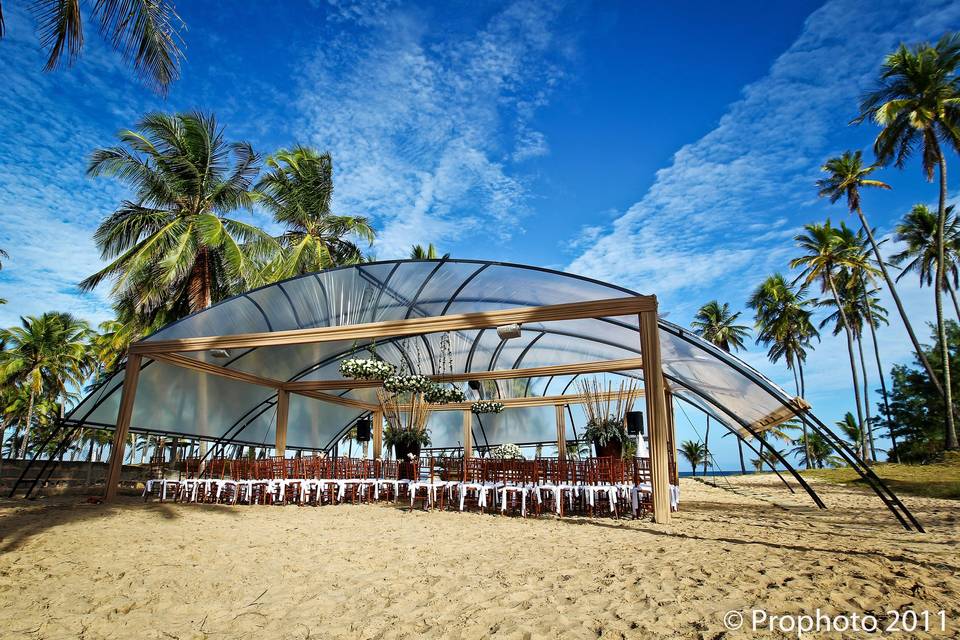 Tenda com fechamento arqueado