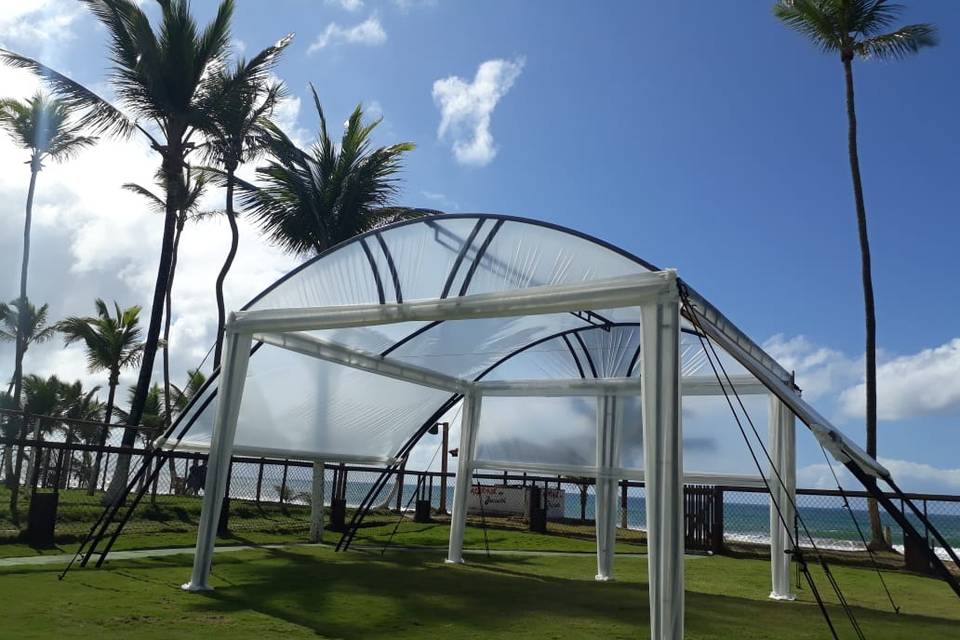 Tenda com fechamento arqueado