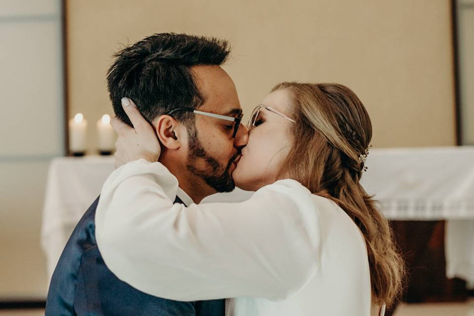 Primeiro beijo recém casados