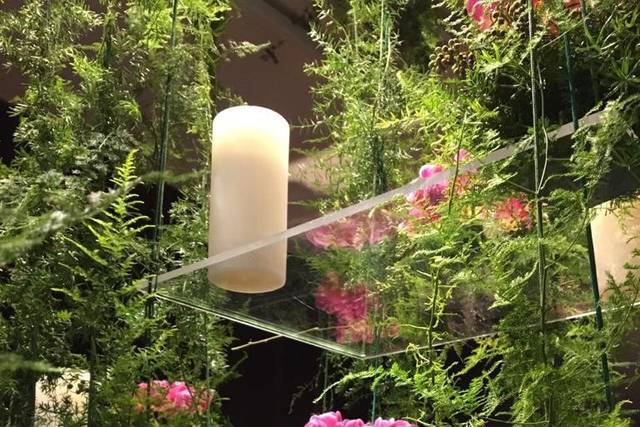 Prateleira em flores e velas