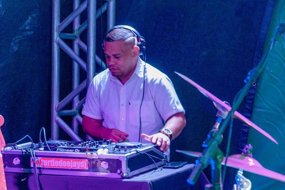 Dj com Banda Reveion