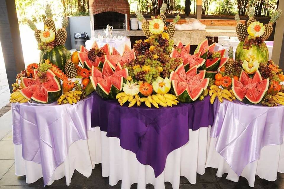 Mesa de frutas decoradas