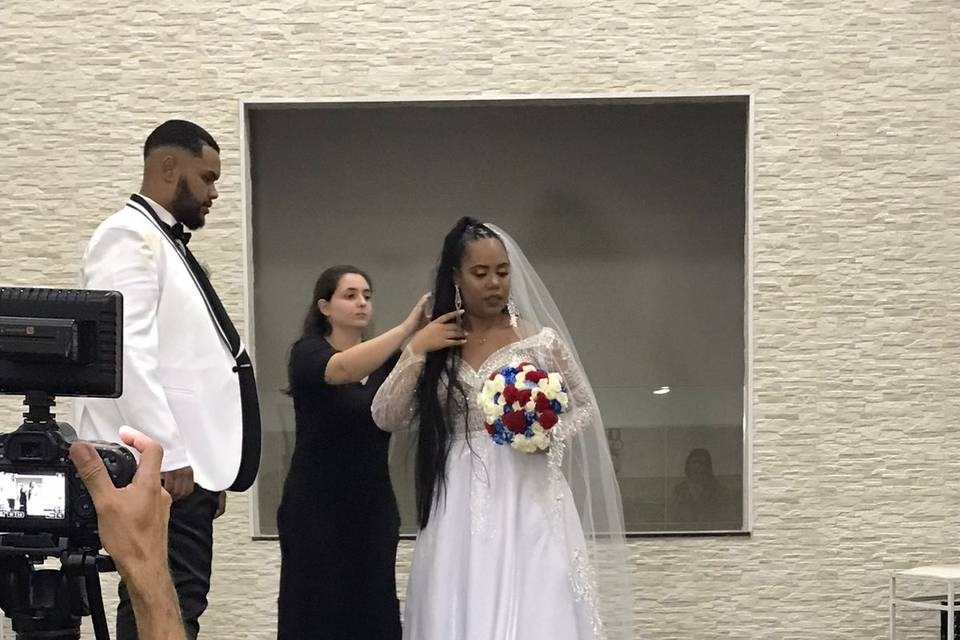 Arrumando a noiva para fotos