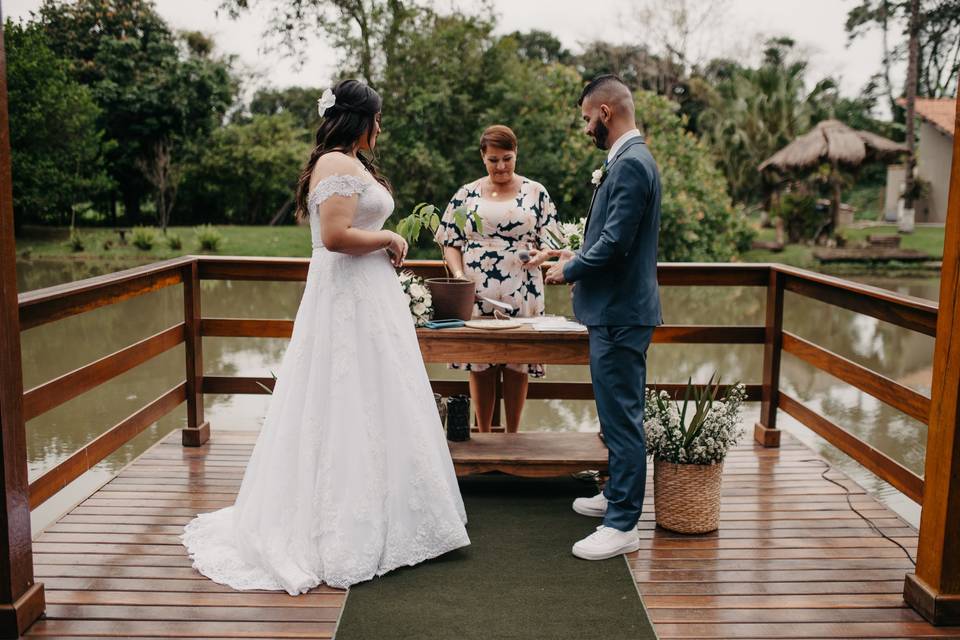 Um casamento a beira do lago