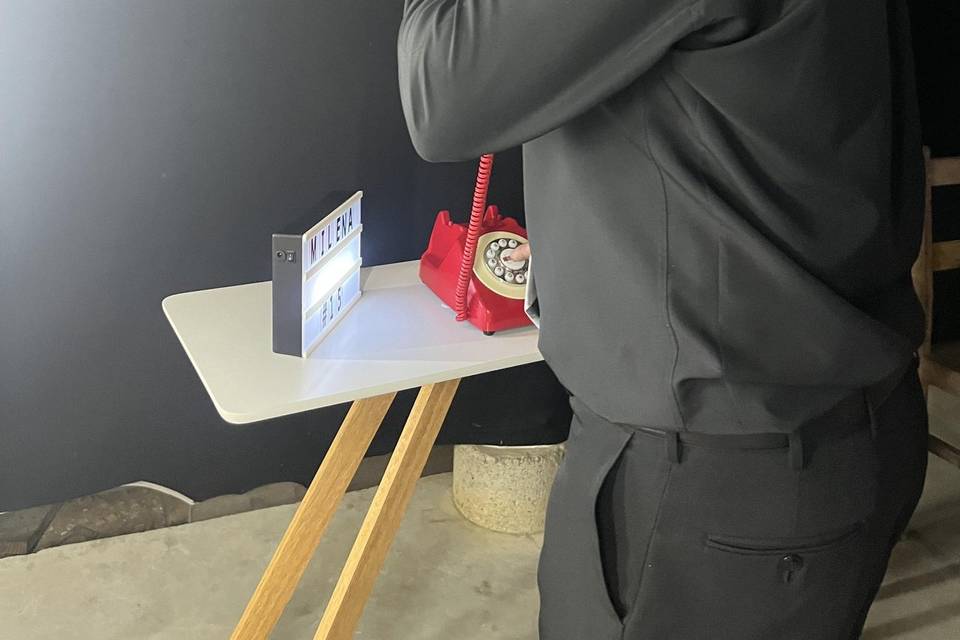 Convidados no telefone retro