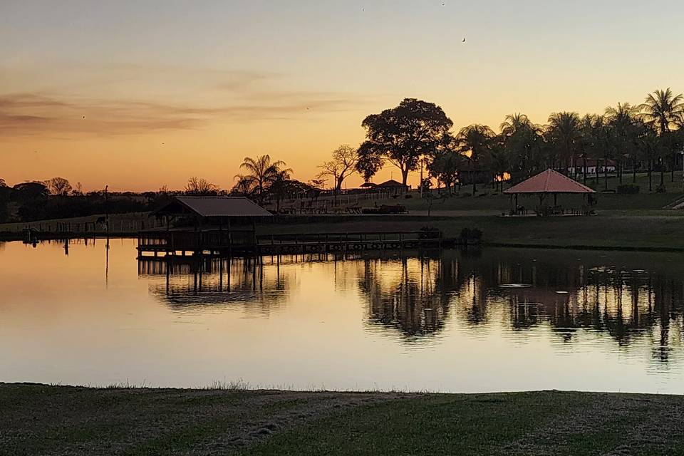 Por do sol no lago