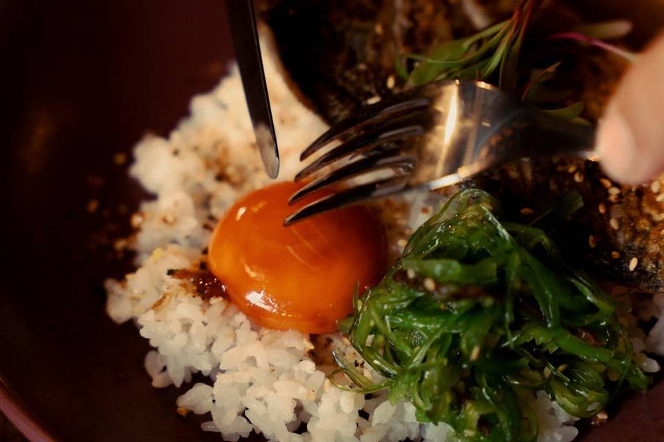 Anchova grelhada e ovo curado