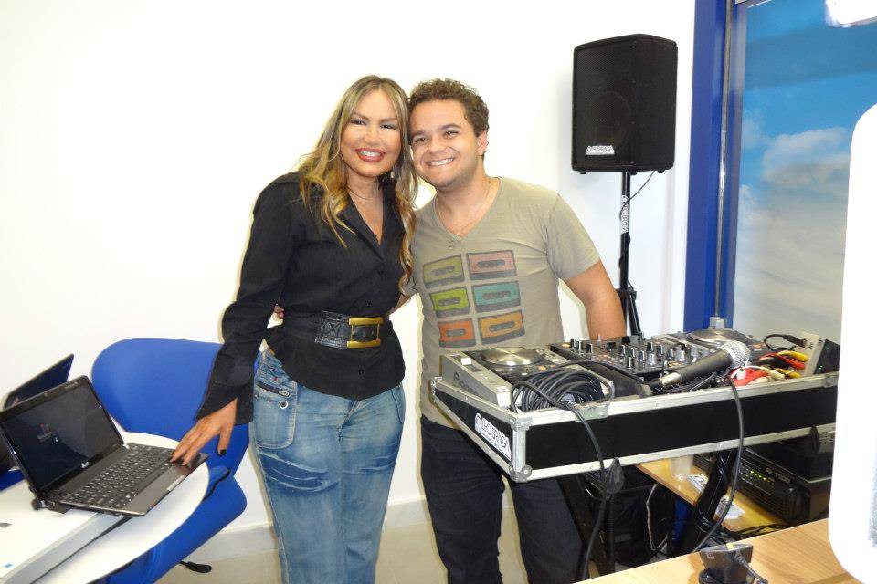 DJ com cantora Rosanah