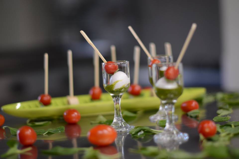 Palito caprese com pesto