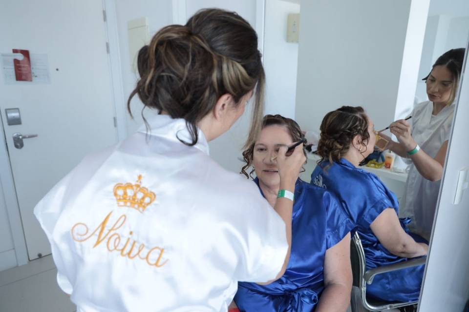 Eu Noiva e maquiando minha mãe
