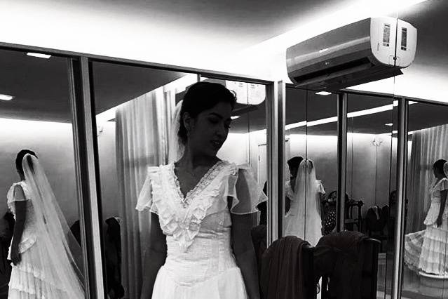 Provando o vestido com noiva