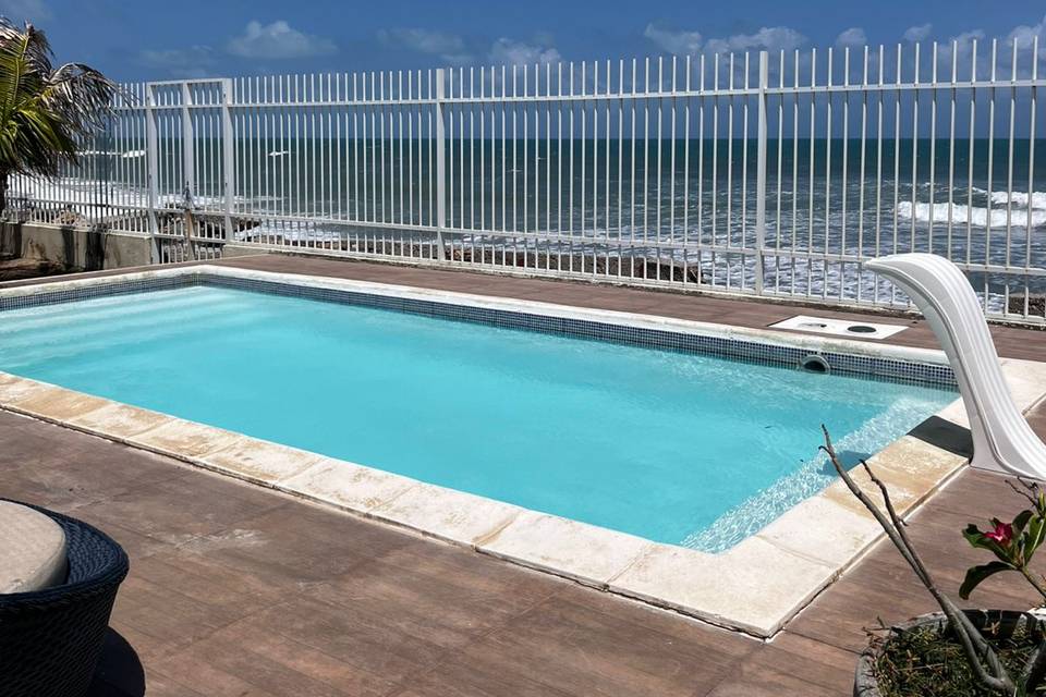 Piscina a beira-mar