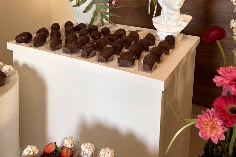 Doces e arranjo floral