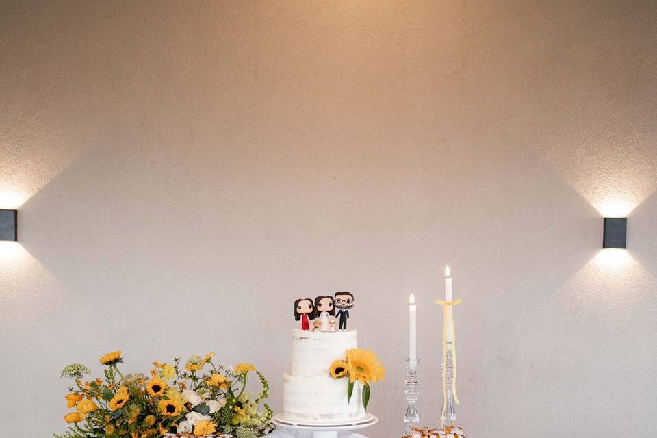 Mini cake table