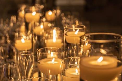 Velas flutuantes e vidros