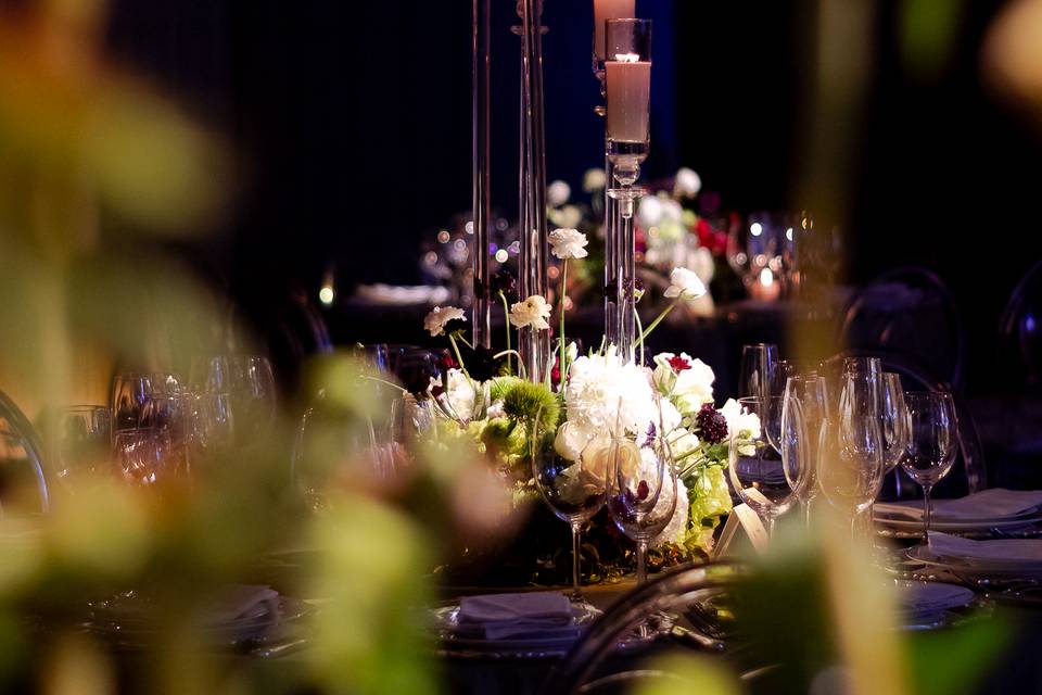 Candelabro e velas em copos