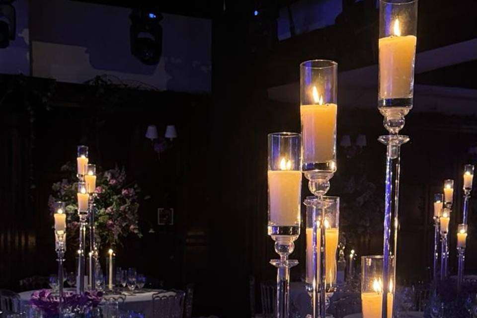 Candelabro e velas em copos