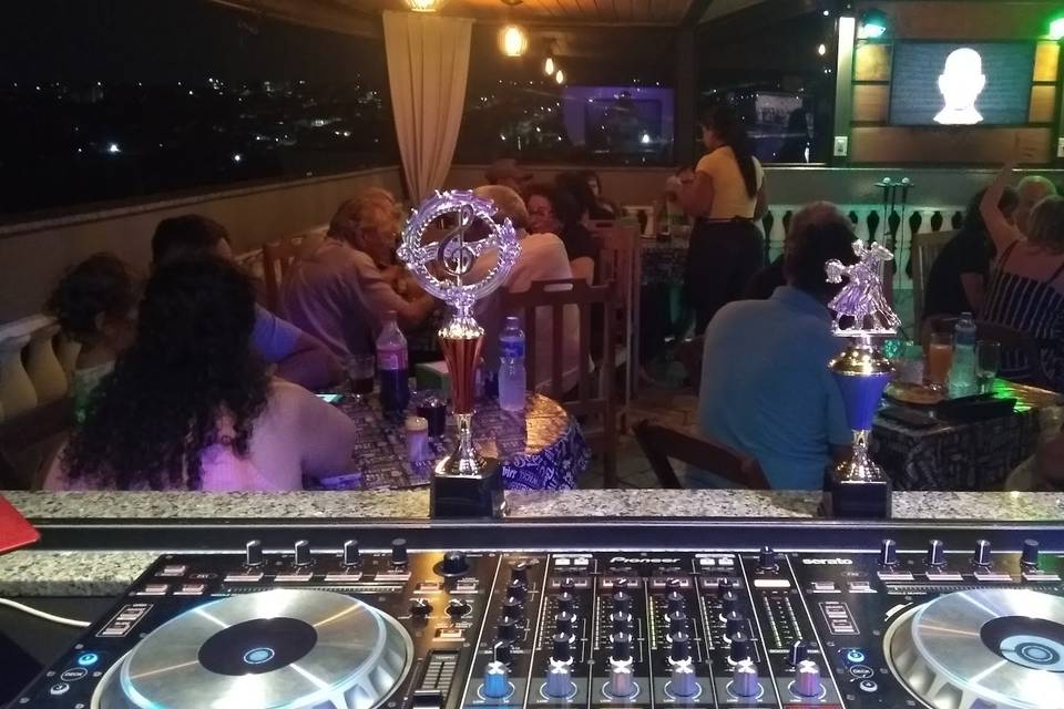 DJ, karaoke, animação e buffet