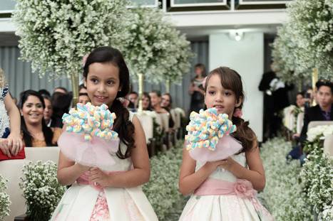 Daminhas em um jardim de flore