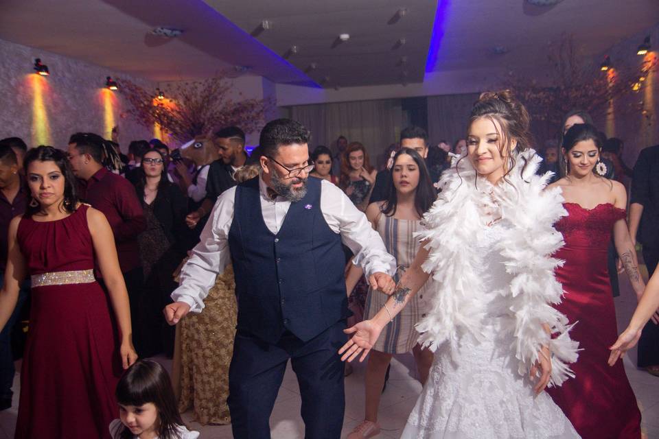 Noiva dançando com seu pai