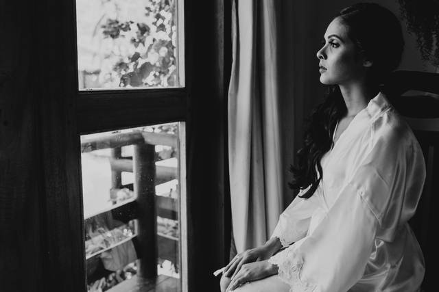 Noiva olhando pela janela