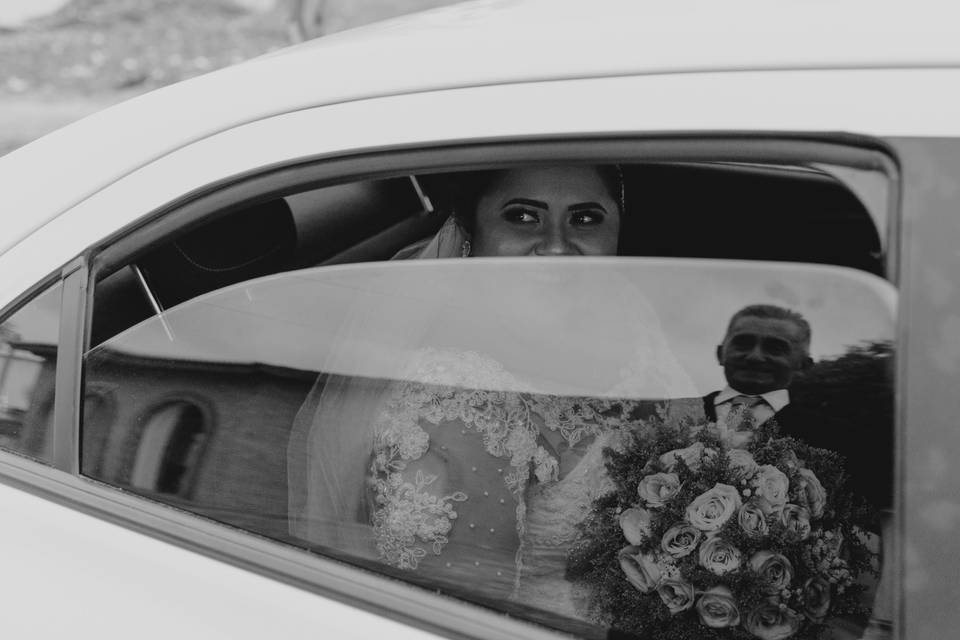 Reflexo da noiva no carro