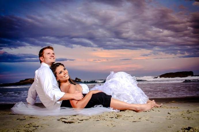 Noiva eo noivo na praia