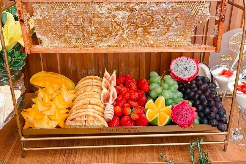 Cascata de frutas com mel