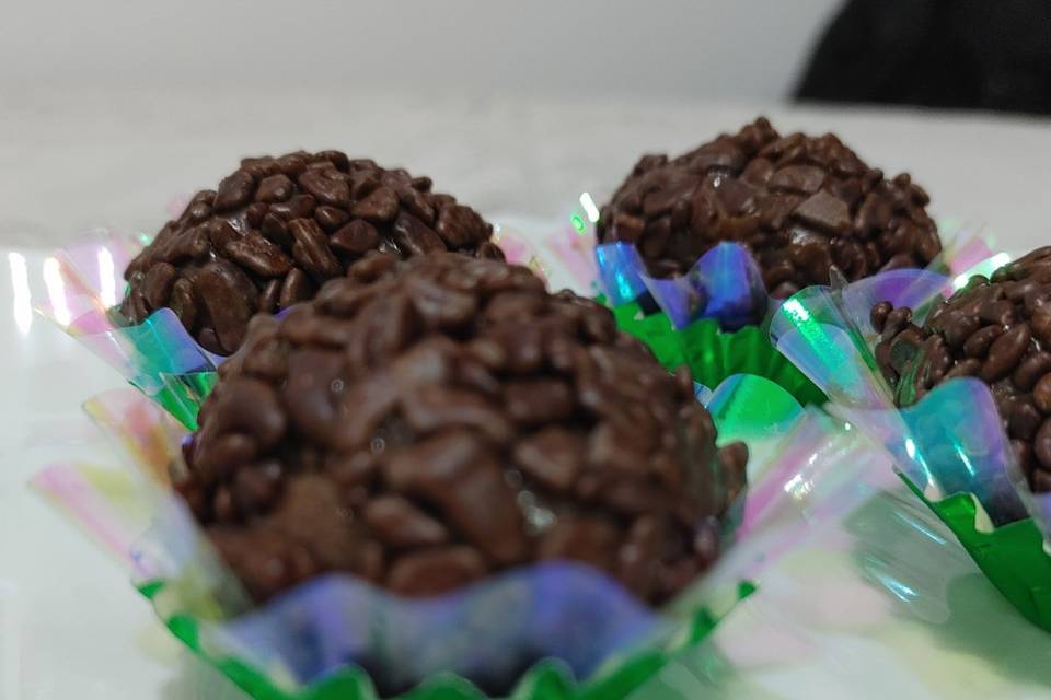 Brigadeiro de chocolate meio a