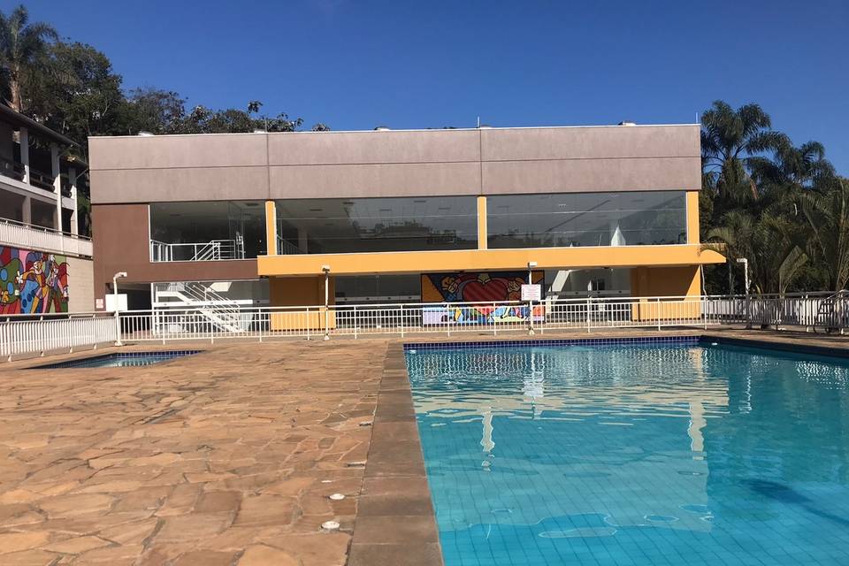 Vista da piscina para o salão
