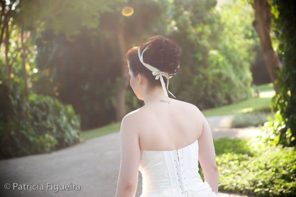 Aline no jardim