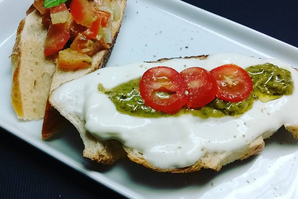 Bruschettas de burrata e pesto