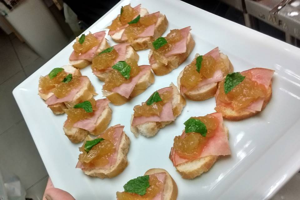 Canapé de de abacaxi e lombo