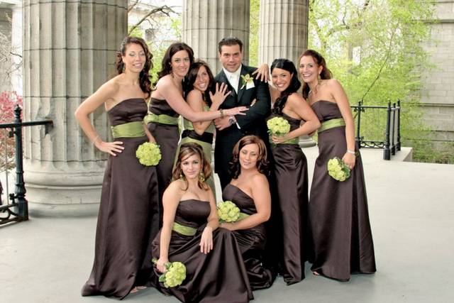 Noivo com damas de honra