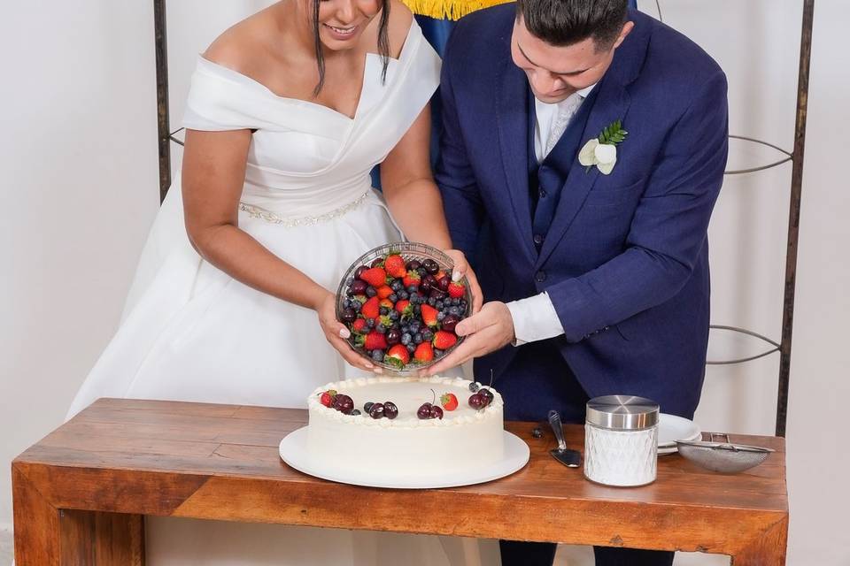 Confeitando bolo