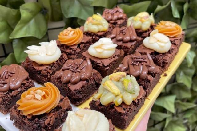 Mini brownie mesa do bolo