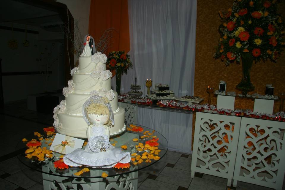 Bolo e boneca