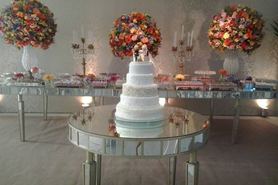 Mesa de doces e bolo