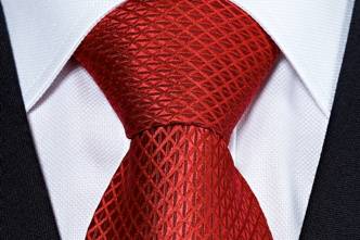 Terno com gravata vermelha