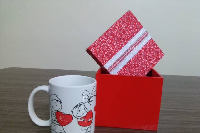 Caneca e caixa personalizadas