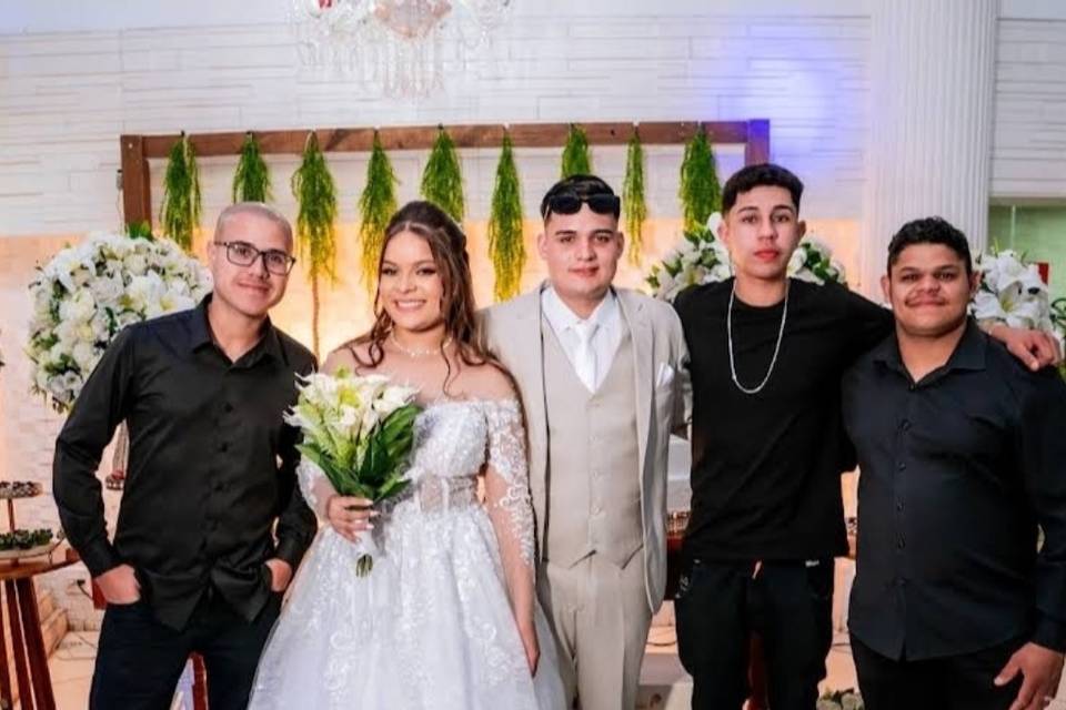 Foto com os noivos Beatriz e P