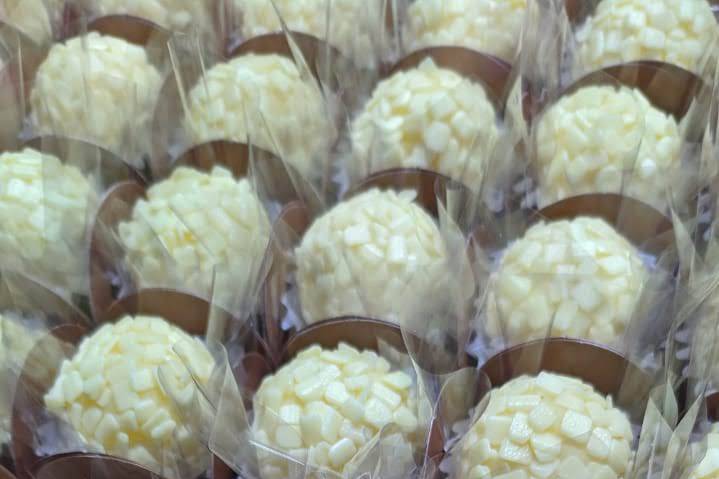 Brigadeiro branco e café