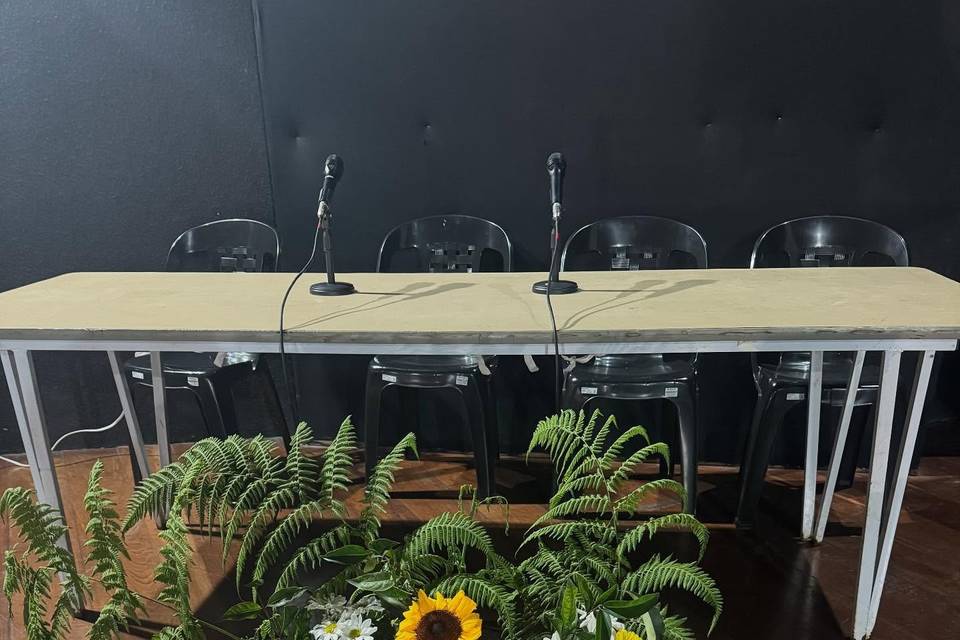 Arranjo com folhagem e flores