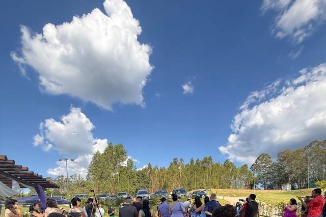 Linda cerimônia à céu aberto