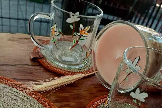 Conjunto suplat e canecas pintadas a mão