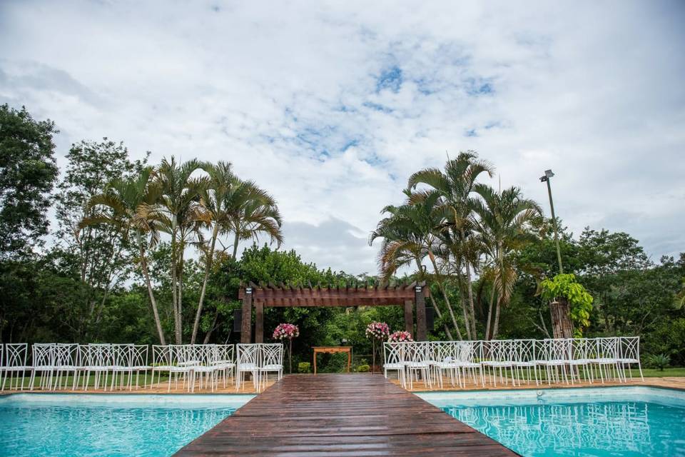 Passarela sobre a piscina