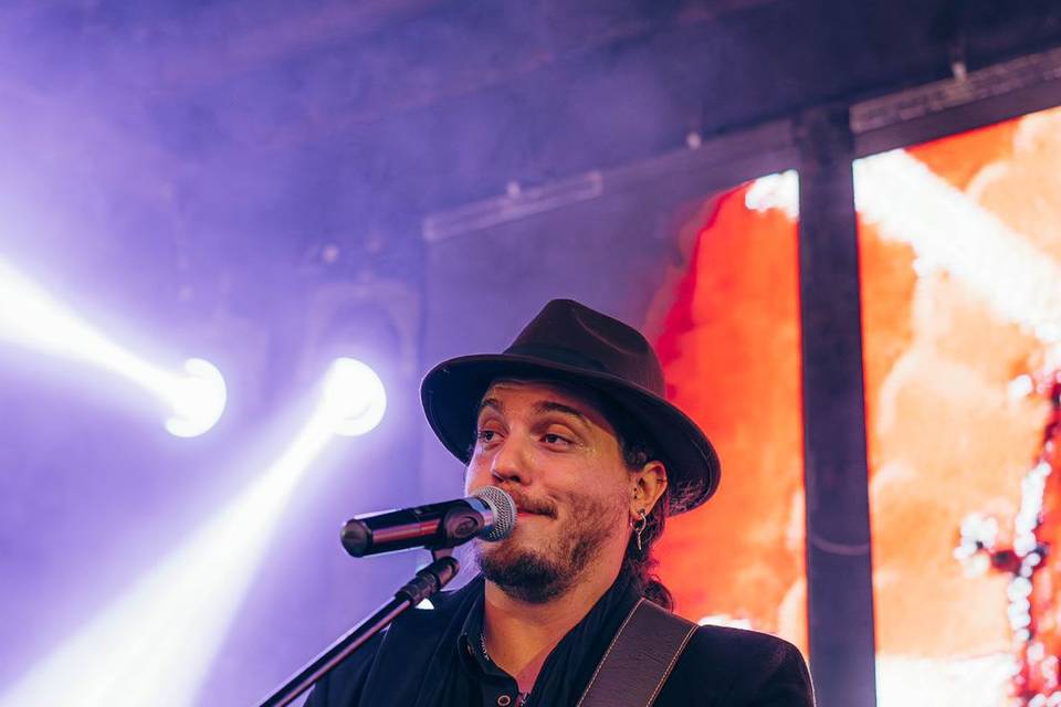 Leo Basilio - vocalista