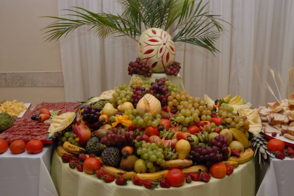 Mesa de frutas e frios