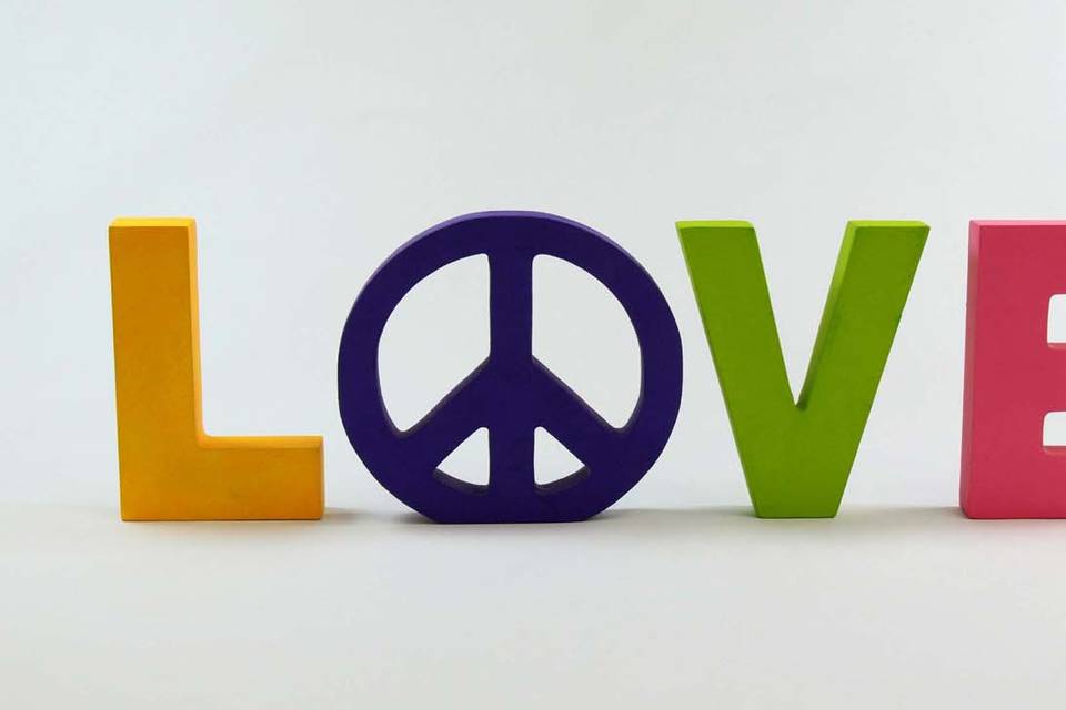 Love com símbolo da paz